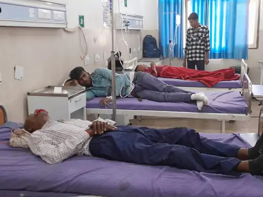 अस्पताल में भर्ती घायल यात्री अस्पताल में भर्ती घायल यात्री