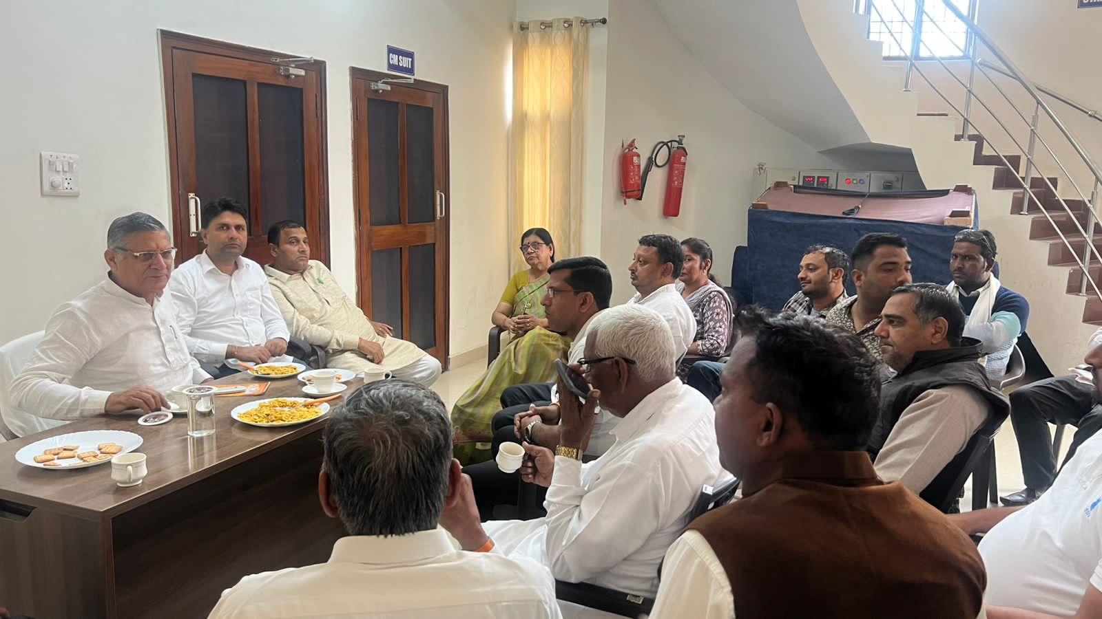 बैठक के दौरान पूर्व कैबिनेट मंत्री कंवर पाल बैठक के दौरान पूर्व कैबिनेट मंत्री कंवर पाल
