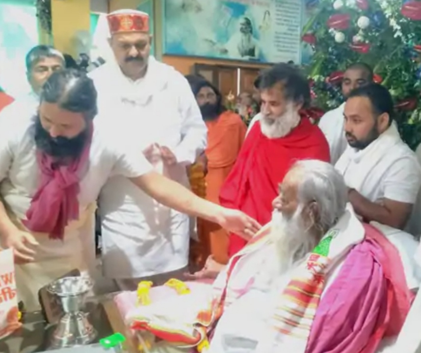परमहंस आश्रम में स्वामी अड़गड़ानंद का आशीर्वाद लेते सांसद अफजाल अंसारी परमहंस आश्रम में स्वामी अड़गड़ानंद का आशीर्वाद लेते सांसद अफजाल अंसारी