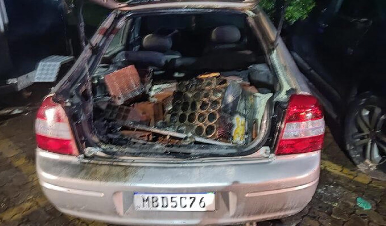 ब्राजील की सेना पुलिस का कहना है कि बम धमाके में प्रयोग की गई विस्फोटकों से लैस यह वही कार है। ब्राजील की सेना पुलिस का कहना है कि बम धमाके में प्रयोग की गई विस्फोटकों से लैस यह वही कार है।