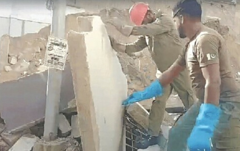 पुलिस का कहना है तीनों अपहृत मजदूर कुचलक के रहने वाले हैं। आग से मशीनरी पूरी तरह जलकर खाक हो गई। पुलिस का कहना है तीनों अपहृत मजदूर कुचलक के रहने वाले हैं। आग से मशीनरी पूरी तरह जलकर खाक हो गई।