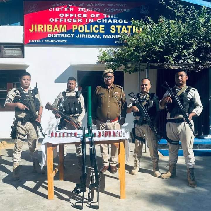 इंफाल: मणिपुर में बरामद हथियार और विस्फोटकों की तस्वीर। इंफाल: मणिपुर में बरामद हथियार और विस्फोटकों की तस्वीर।