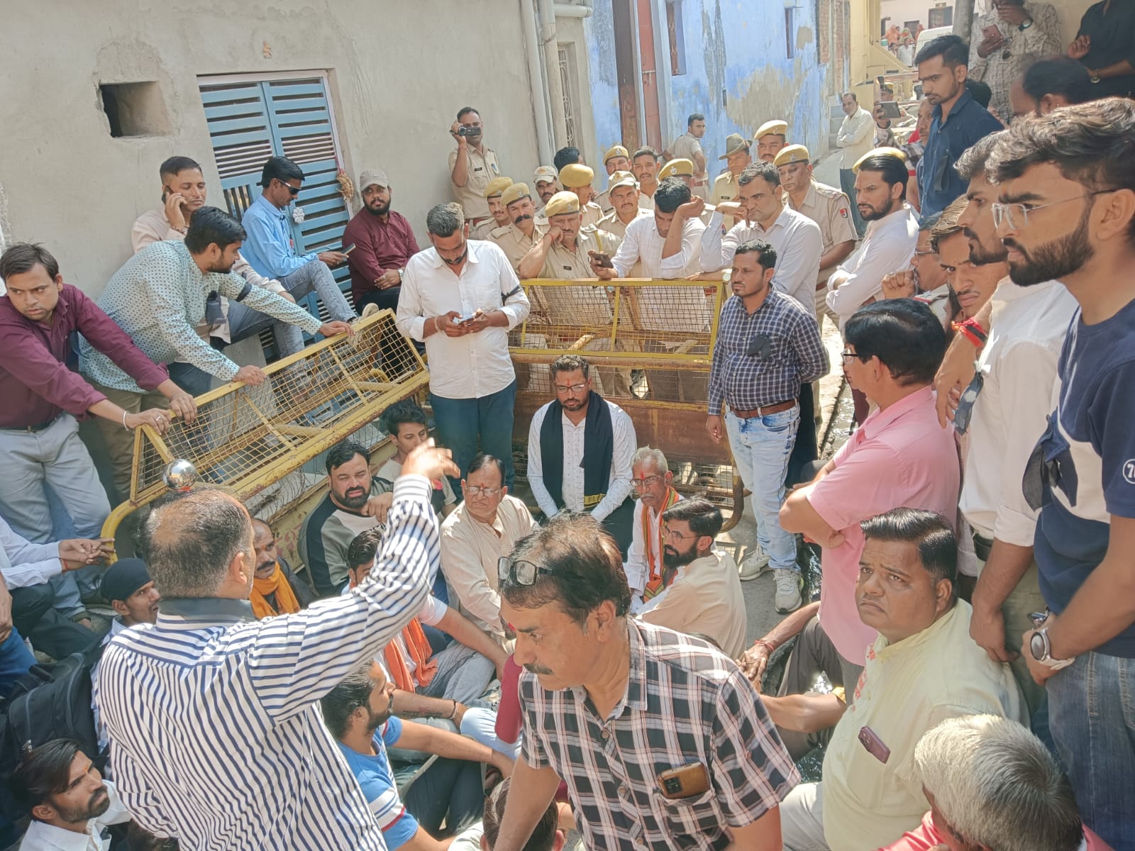 जहाजपुर में काला दिवस का विरोध प्रदर्शन, पुलिस ने की गिरफ्तारी, थाने के बाहर हनुमान चालीसा का पाठ 4 जहाजपुर में काला दिवस का विरोध प्रदर्शन, पुलिस ने की गिरफ्तारी, थाने के बाहर हनुमान चालीसा का पाठ 4