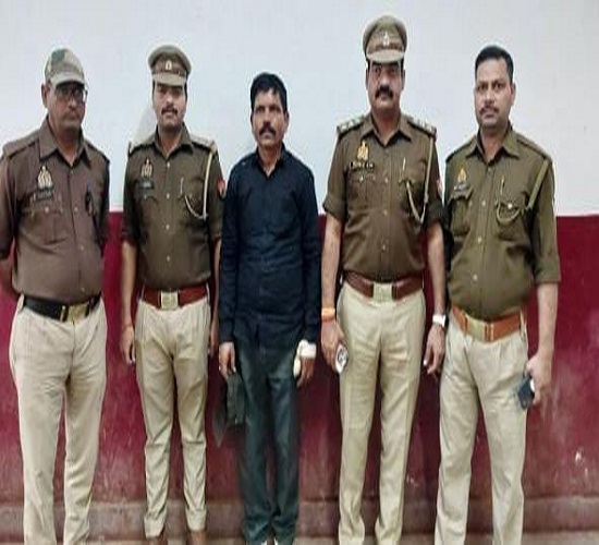 कानपुर: गिरफ्तार एक लाख के इनामी दुर्दांत अपराधी की फोटो कानपुर: गिरफ्तार एक लाख के इनामी दुर्दांत अपराधी की फोटो