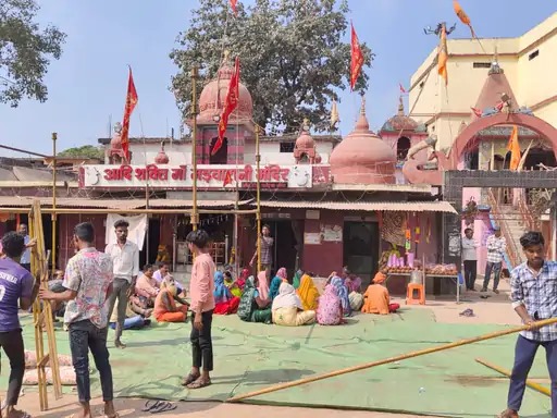 मंदिर के सामने धरने पर बैठे ग्रामीण