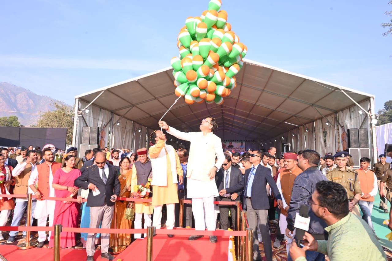 गुब्बारा उड़ाकर बैकुंठ चतुर्दशी मेला का शुभारंभ करते मुख्यमंत्री पुष्कर सिंह धामी। गुब्बारा उड़ाकर बैकुंठ चतुर्दशी मेला का शुभारंभ करते मुख्यमंत्री पुष्कर सिंह धामी।