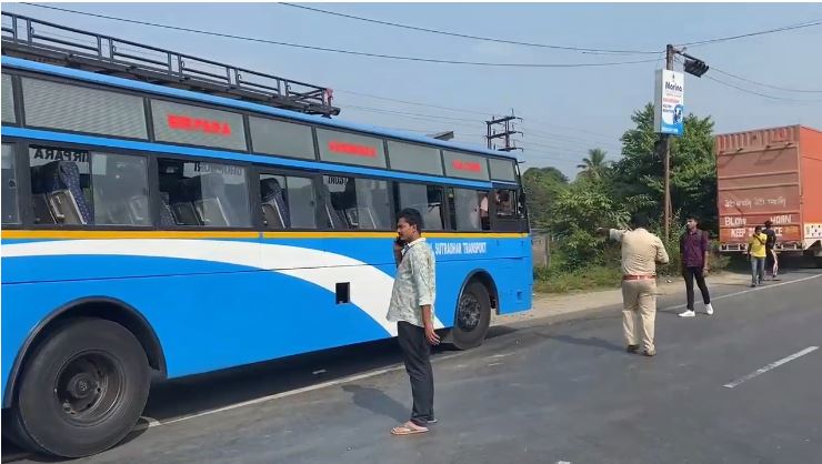 बस और कंटेनर ट्रक की टक्कर, 23 घायल बस और कंटेनर ट्रक की टक्कर, 23 घायल