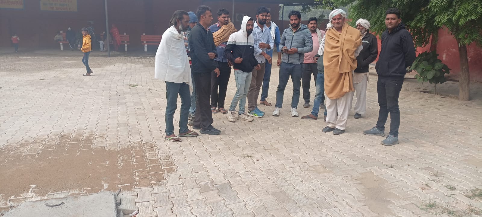 नागरिक अस्पताल में मृतक के शव का पोस्टमार्टम करवाने आए परिजन। नागरिक अस्पताल में मृतक के शव का पोस्टमार्टम करवाने आए परिजन।