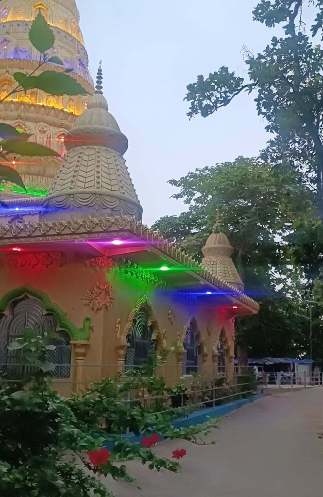 सज धज कर तैयार मंदिर सज धज कर तैयार मंदिर