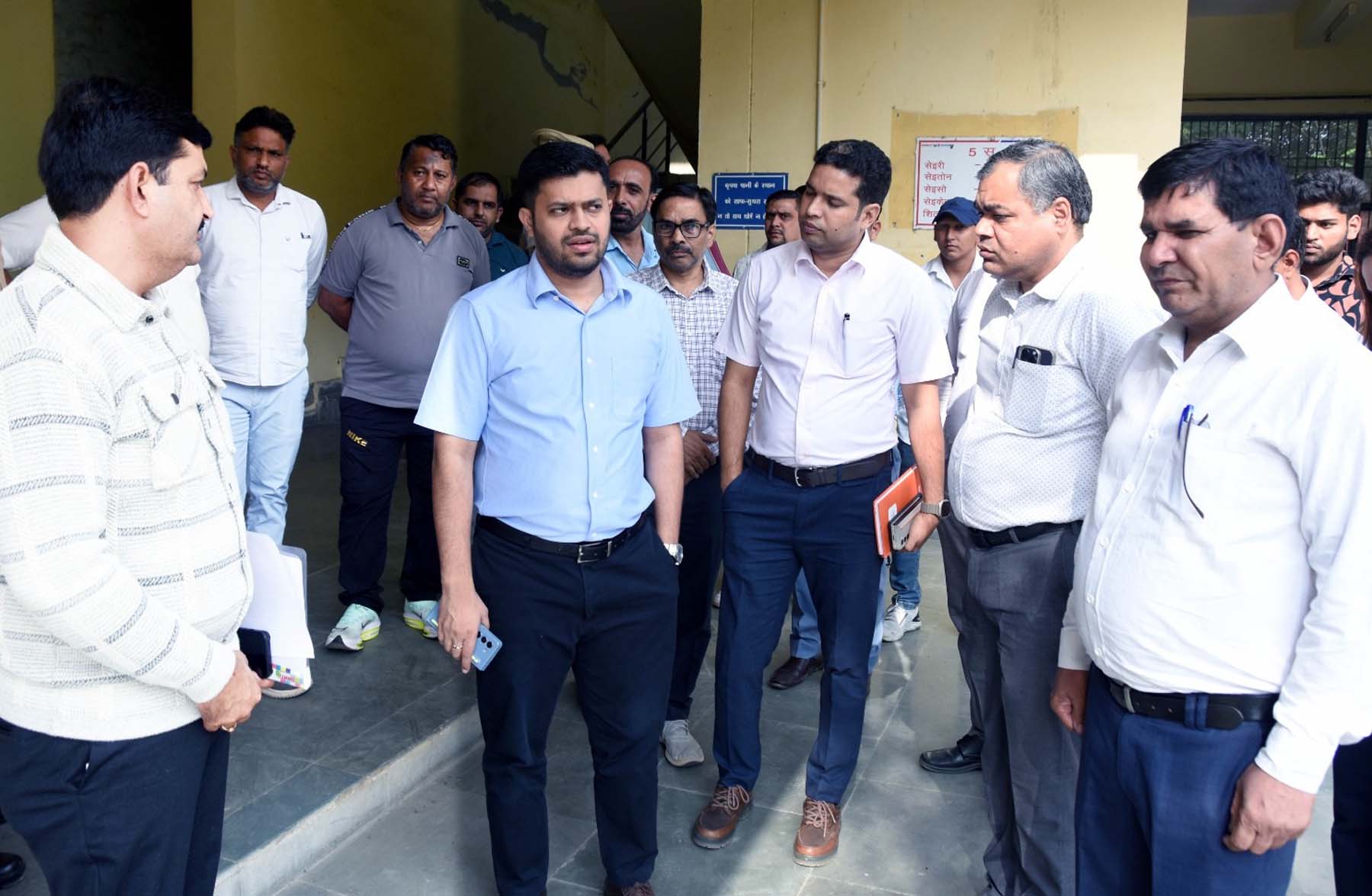 फोटो नंबर-04: गुरुग्राम में युवा महोत्सव की तैयारियों को लेकर दौरा करते एडीसी हितेश कुमार मीणा। फोटो नंबर-04: गुरुग्राम में युवा महोत्सव की तैयारियों को लेकर दौरा करते एडीसी हितेश कुमार मीणा।