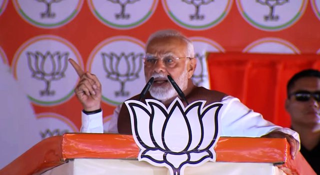 प्रधानमंत्री नरेन्द्र मोदी बुधवार को झारखंड के सारठ में विजय संकल्प सभा को संबोधित करते हुए