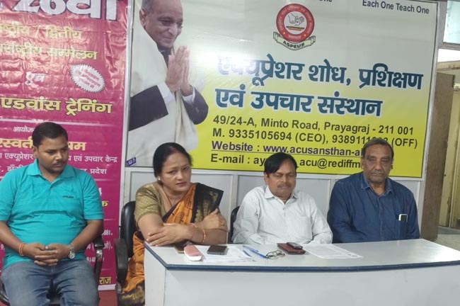 पत्रकारों से वार्ता करते पत्रकारों से वार्ता करते
