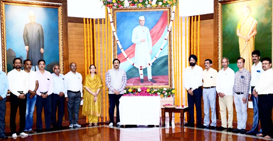 पंडित जवाहर लाल नेहरू के तैल चित्र पर पुष्पांजलि अर्पित करते हुए पंडित जवाहर लाल नेहरू के तैल चित्र पर पुष्पांजलि अर्पित करते हुए