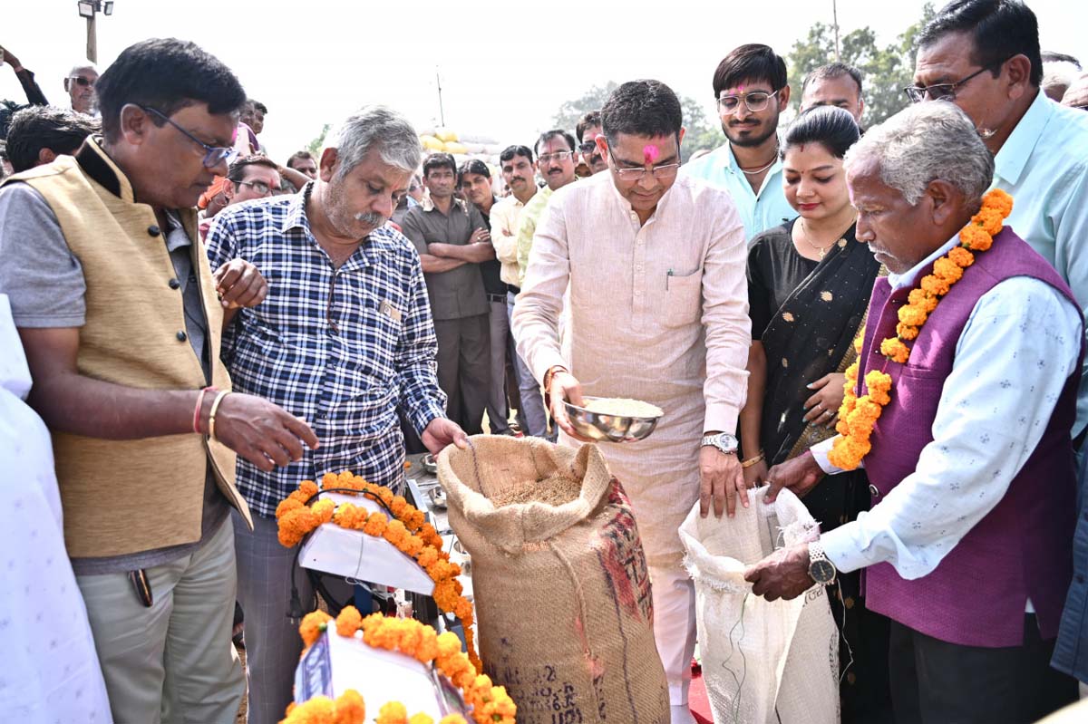 राजस्व मंत्री टंक राम वर्मा किसान के धान काे ताैल करते राजस्व मंत्री टंक राम वर्मा किसान के धान काे ताैल करते