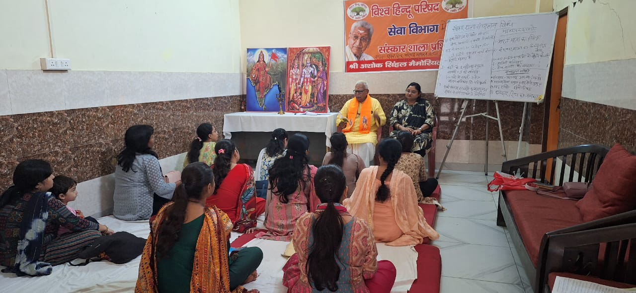 विश्व हिंदू परिषद के त्रिदिवसीय संस्कारशाला प्रशिक्षण  समापन समारोह को संबोधित करते मेरठ एवं लखनऊ क्षेत्र के संयुक्त क्षेत्र सेवा प्रमुख।