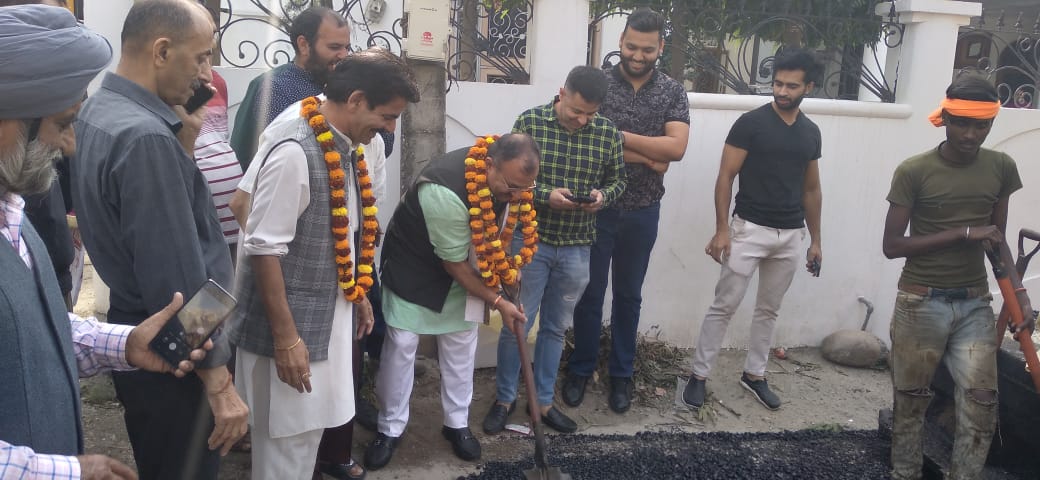 वार्ड 52 में सड़क की ब्लैकटॉपिंग का काम शुरू वार्ड 52 में सड़क की ब्लैकटॉपिंग का काम शुरू