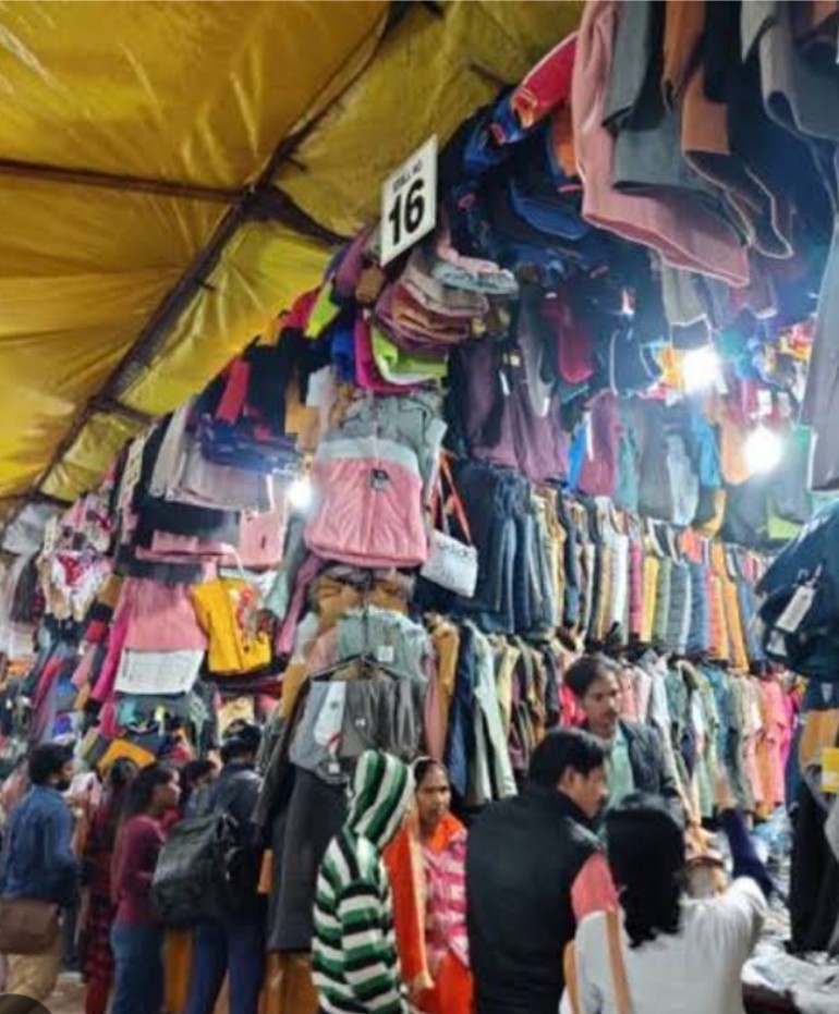 गर्म कपड़ों के बाजार की फाइल फोटो गर्म कपड़ों के बाजार की फाइल फोटो