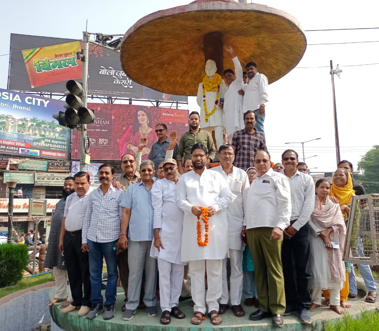 पंडित जवाहर लाल नेहरू को श्रद्धांजलि देते कांग्रेस कार्यकर्ता पंडित जवाहर लाल नेहरू को श्रद्धांजलि देते कांग्रेस कार्यकर्ता