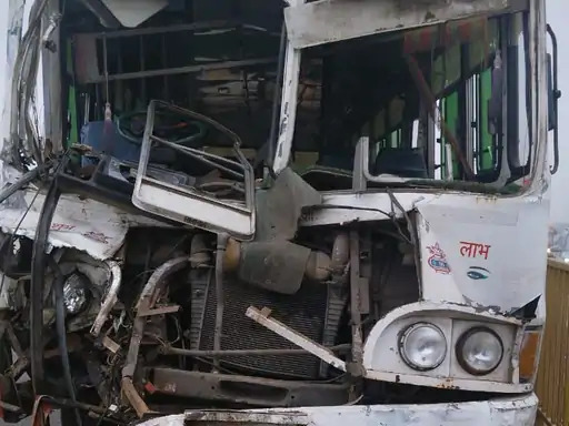 धुंध के कारण तीन वाहनों की टक्कर में10-12 घायल धुंध के कारण तीन वाहनों की टक्कर में10-12 घायल