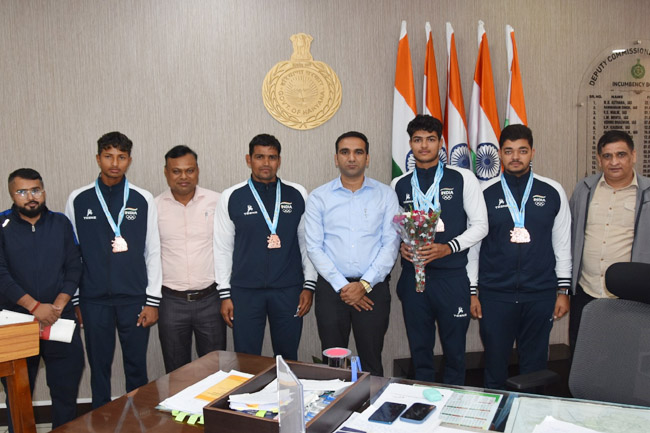 14 Snp- 3 सोनीपत: उपायुक्तडा. मनोज कुमार फिलिपिंस में आईसीएफ ड्रैगन बोट विश्व चैंपियनशिप में कास्य पदक जीतओं को लघु सचिवालय में सम्मानित कराते हुए। 14 Snp- 3 सोनीपत: उपायुक्तडा. मनोज कुमार फिलिपिंस में आईसीएफ ड्रैगन बोट विश्व चैंपियनशिप में कास्य पदक जीतओं को लघु सचिवालय में सम्मानित कराते हुए।