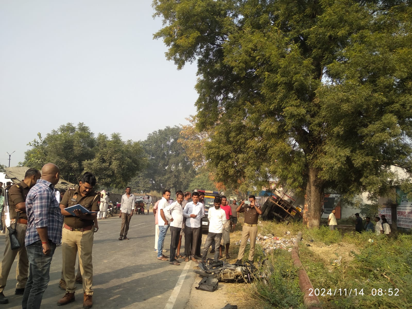 दुर्घटना के बाद मौके पर जमा भीड व कार्रवाई करती पुलिस दुर्घटना के बाद मौके पर जमा भीड व कार्रवाई करती पुलिस