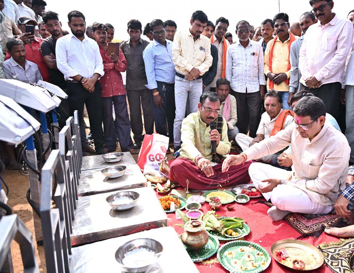 राजस्व मंत्री  टंक राम वर्मा  ग्राम सांकरा में विधिवत पूजा अर्चना कर  धान खरीद का शुभारम्भ करते