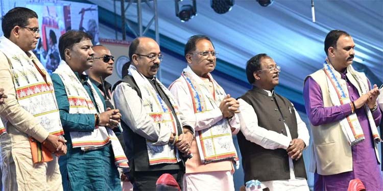मुख्यमंत्री साय ने दो दिवसीय जनजातीय गौरव दिवस एवं आदिवासी लोक नृत्य महोत्सव का किया शुभारंभ