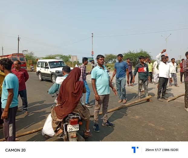 प्याज के उचित दाम नहीं मिलने से किसानों ने किया सड़क जाम