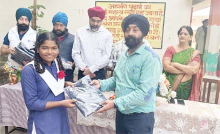 बालिकाओं को बांटे स्वेटर बालिकाओं को बांटे स्वेटर
