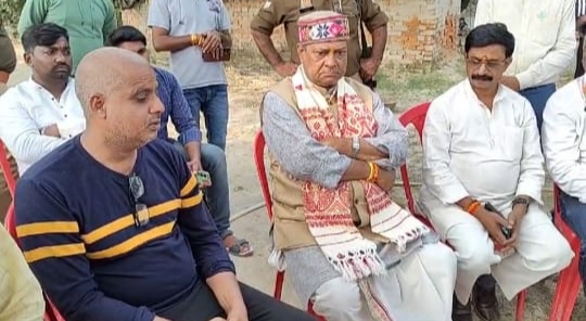 अनुराग के परिजनों से मिलने पहुंचे राज्य मंत्री सोहन लाल श्री माली ,परिजनों को दिलाया न्याय का भरोसा अनुराग के परिजनों से मिलने पहुंचे राज्य मंत्री सोहन लाल श्री माली ,परिजनों को दिलाया न्याय का भरोसा