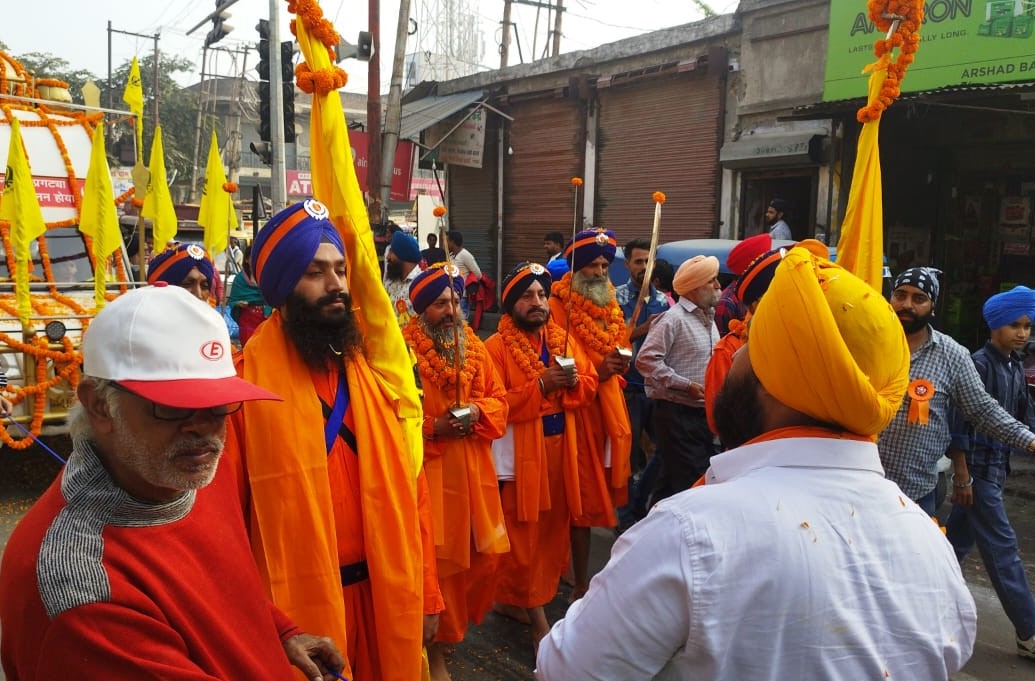 मुरादाबाद में गुरुनानक देव जी के प्रकाश पर्व पर निकले नगर कीर्तन में पंच प्यारे मुरादाबाद में गुरुनानक देव जी के प्रकाश पर्व पर निकले नगर कीर्तन में पंच प्यारे