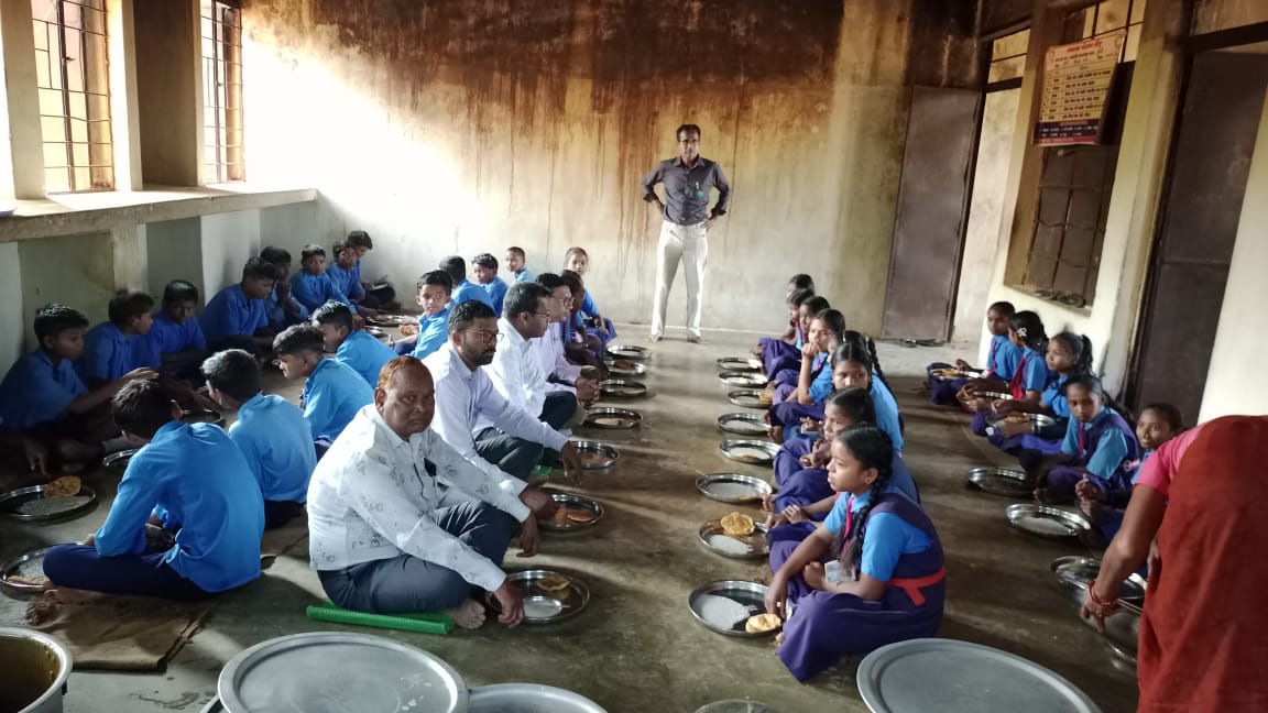 बच्चों के साथ न्योता भोज करते हुए जिले के अधिकारी-कर्मचारी। बच्चों के साथ न्योता भोज करते हुए जिले के अधिकारी-कर्मचारी।