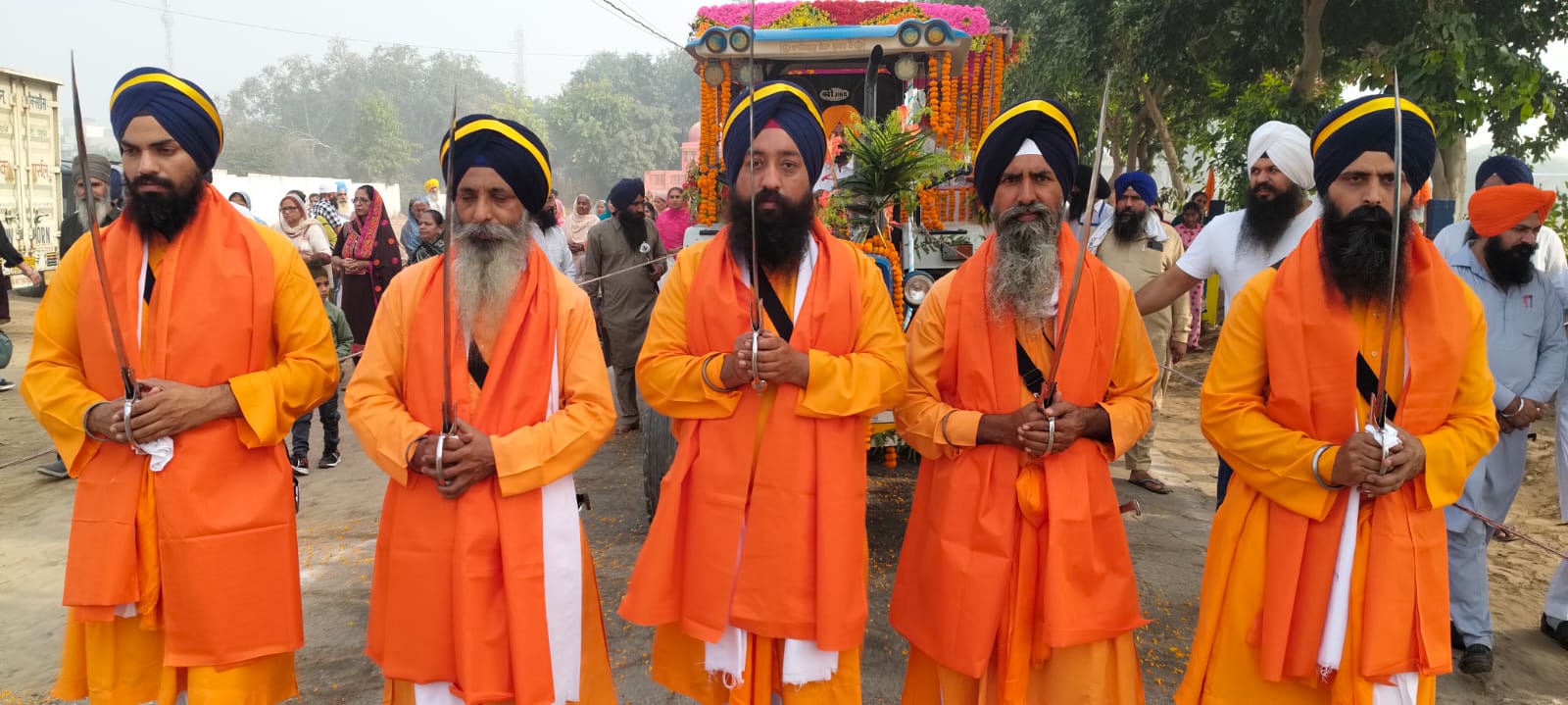 नगर कीर्तन की अगुवाई करते हुए पंज प्यारे। नगर कीर्तन की अगुवाई करते हुए पंज प्यारे।