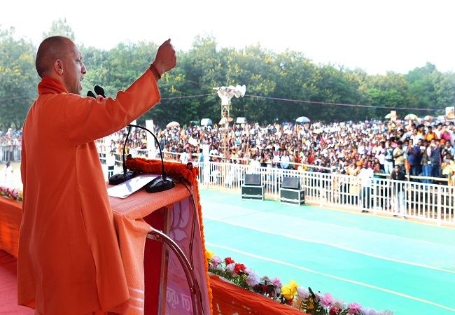 झारखंड में चुनावी सभा को सम्बोधित करते मुख्यमंत्री योगी आदित्यनाथ झारखंड में चुनावी सभा को सम्बोधित करते मुख्यमंत्री योगी आदित्यनाथ