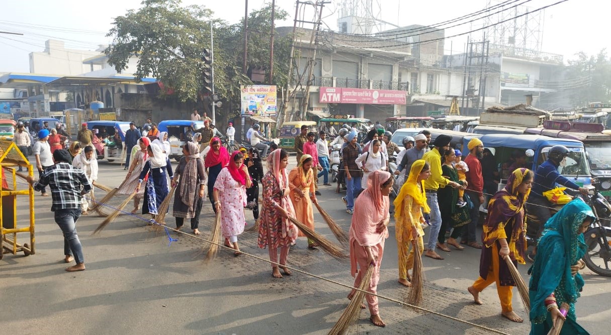 मुरादाबाद में गुरुनानक देव जी के प्रकाश पर्व पर निकले नगर कीर्तन में झाडू लगाती महिलाएं मुरादाबाद में गुरुनानक देव जी के प्रकाश पर्व पर निकले नगर कीर्तन में झाडू लगाती महिलाएं