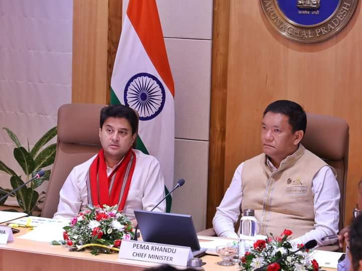 डोनर मंत्री ज्योतिरादित्य सिंधिया गुरुवार को अपने तीन दिवसीय पूर्वोत्तर दौरे के दूसरे दिन अरुणाचल प्रदेश में एक कार्यक्रम में भाग लेते हुए। डोनर मंत्री ज्योतिरादित्य सिंधिया गुरुवार को अपने तीन दिवसीय पूर्वोत्तर दौरे के दूसरे दिन अरुणाचल प्रदेश में एक कार्यक्रम में भाग लेते हुए।