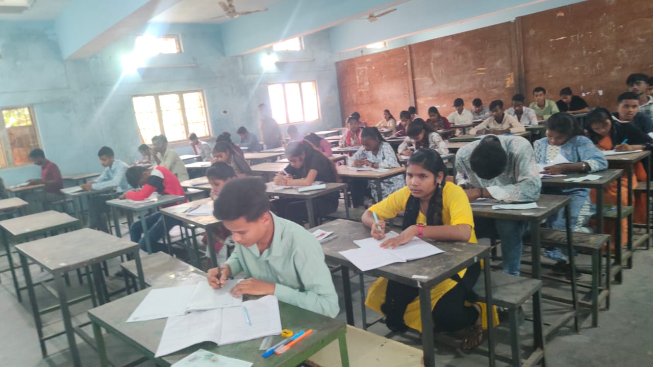 छत्तीसगढ़ राज्य ओपन स्कूल के हायर सेकंडरी सर्टिफिकेट एवं हाई स्कूल सर्टिफिकेट परीक्षा के तहत परीक्षा दिलाते हुए छात्र-छात्राएं। छत्तीसगढ़ राज्य ओपन स्कूल के हायर सेकंडरी सर्टिफिकेट एवं हाई स्कूल सर्टिफिकेट परीक्षा के तहत परीक्षा दिलाते हुए छात्र-छात्राएं।