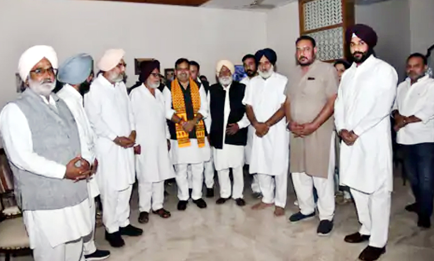 पूर्व मंत्री गुरजंटसिंह बराड़ के निधन पर शाेक जताने श्रीगंगानगर के गांव पहुंचे सीएम भजनलाल, परिजनों को सांत्वना दी पूर्व मंत्री गुरजंटसिंह बराड़ के निधन पर शाेक जताने श्रीगंगानगर के गांव पहुंचे सीएम भजनलाल, परिजनों को सांत्वना दी