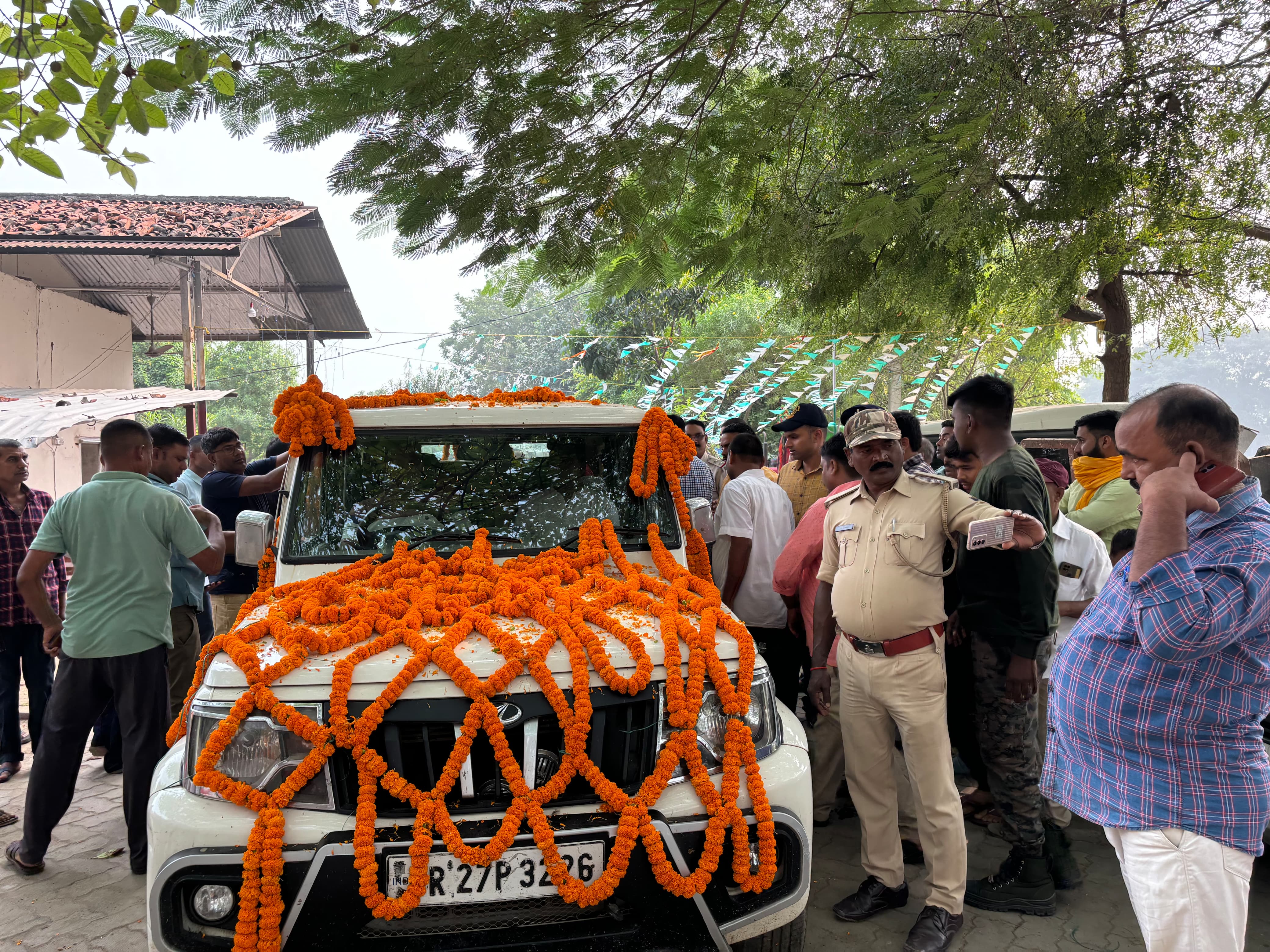 फूलों से लदे वाहन फूलों से लदे वाहन