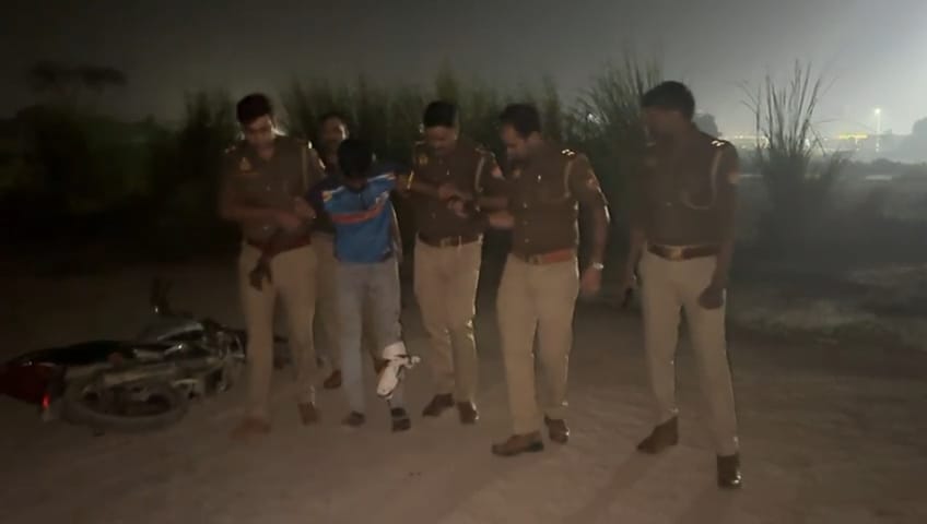 मुठभेड़ में घायल बदमाश के साथ पुलिस टीम: फोटो बच्चा गुप्ता मुठभेड़ में घायल बदमाश के साथ पुलिस टीम: फोटो बच्चा गुप्ता