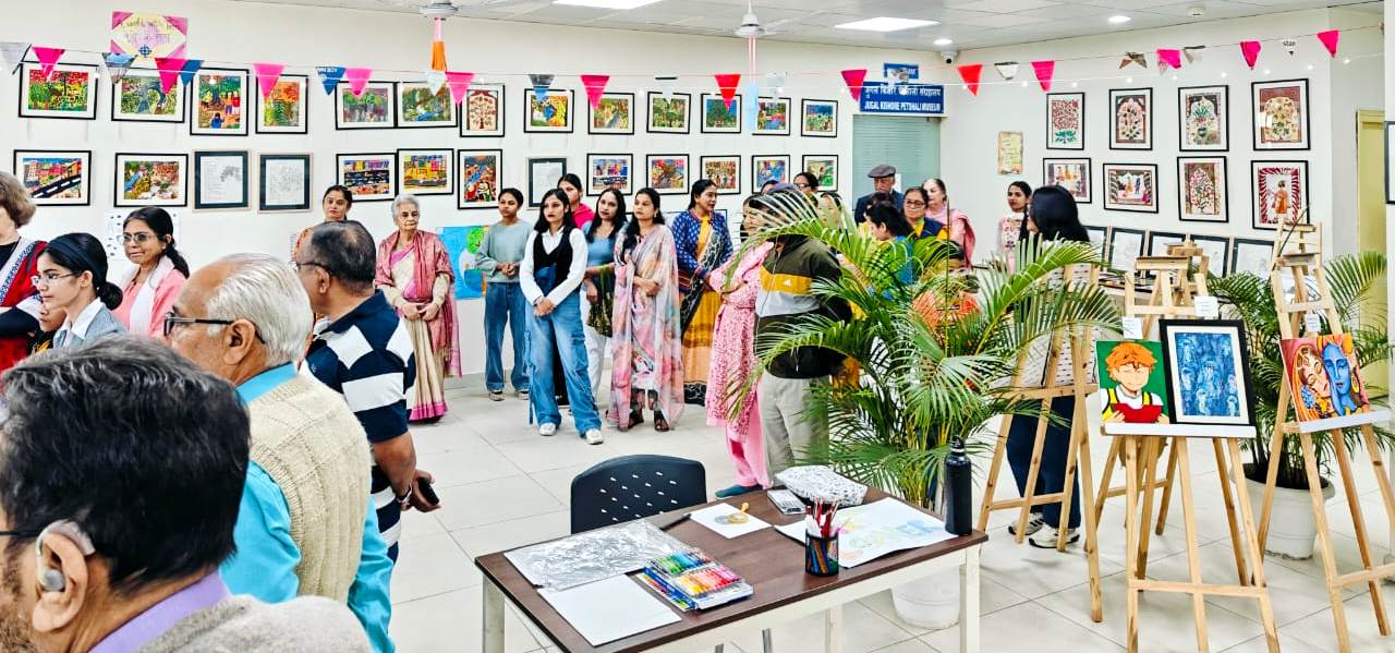 दून पुस्तकालय में बच्चों की चित्रकला प्रदर्शनी की झलक। दून पुस्तकालय में बच्चों की चित्रकला प्रदर्शनी की झलक।