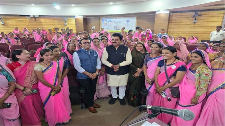 स्वयं सहायता समूहों की महिला उद्यमियों को किया प्रशिक्षित स्वयं सहायता समूहों की महिला उद्यमियों को किया प्रशिक्षित