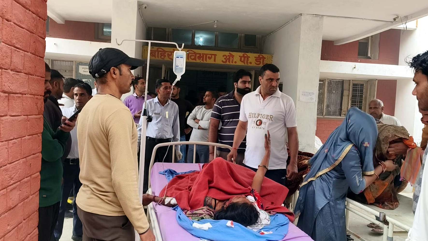 घायलों का कस्बे के सरकारी अस्पताल में इलाज करते हुए डॉक्टर। घायलों का कस्बे के सरकारी अस्पताल में इलाज करते हुए डॉक्टर।