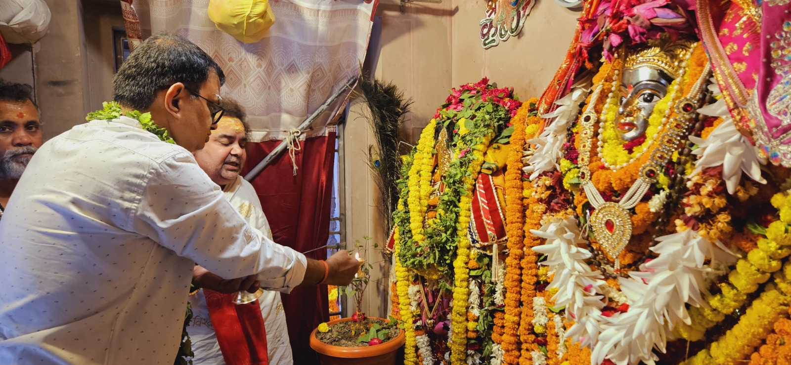 काशी विश्वनाथ धाम में श्री हरि की विशेष पूजा करते अफसर: फोटो बच्चा गुप्ता काशी विश्वनाथ धाम में श्री हरि की विशेष पूजा करते अफसर: फोटो बच्चा गुप्ता