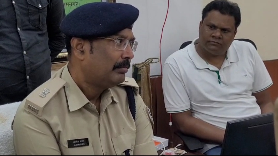 जानकारी देते डीएसपी जानकारी देते डीएसपी