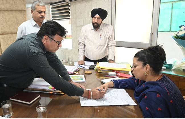 हरियाणा की सिंचाई मंत्री अधिकारियाें की बैठक लेते हुए हरियाणा की सिंचाई मंत्री अधिकारियाें की बैठक लेते हुए