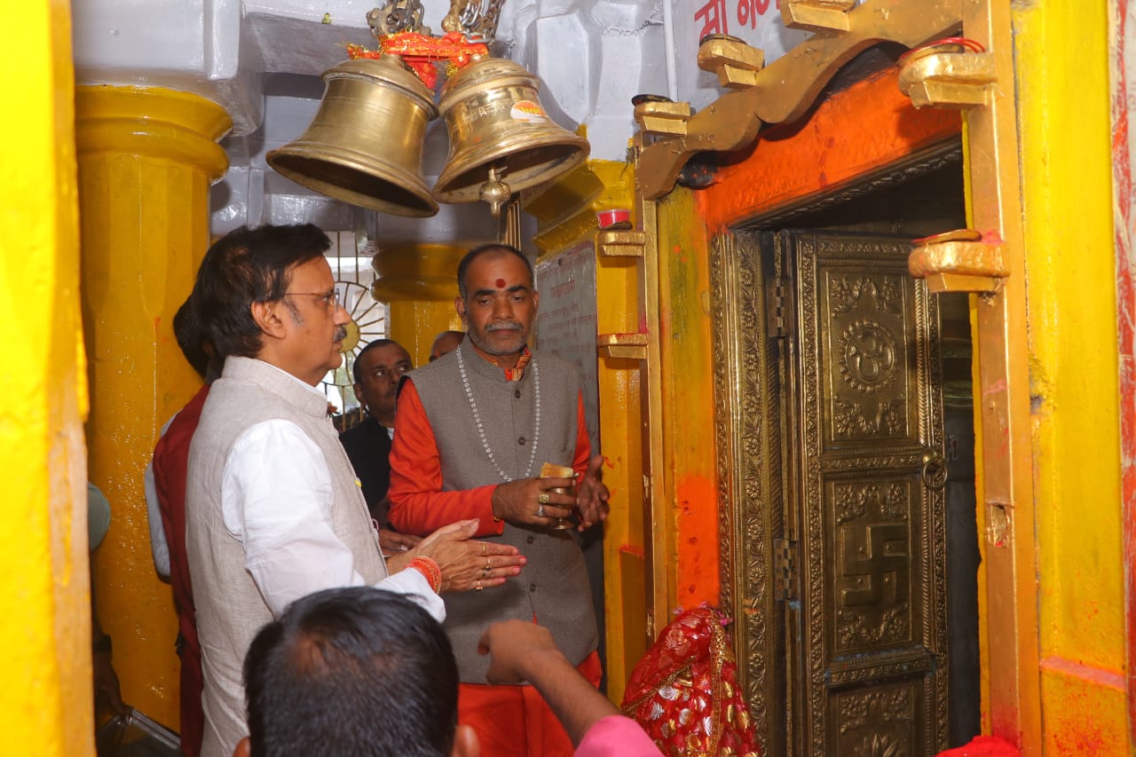 उप मुख्यमंत्री ने मां नर्मदा की पूजा अर्चना करते 02 उप मुख्यमंत्री ने मां नर्मदा की पूजा अर्चना करते 02