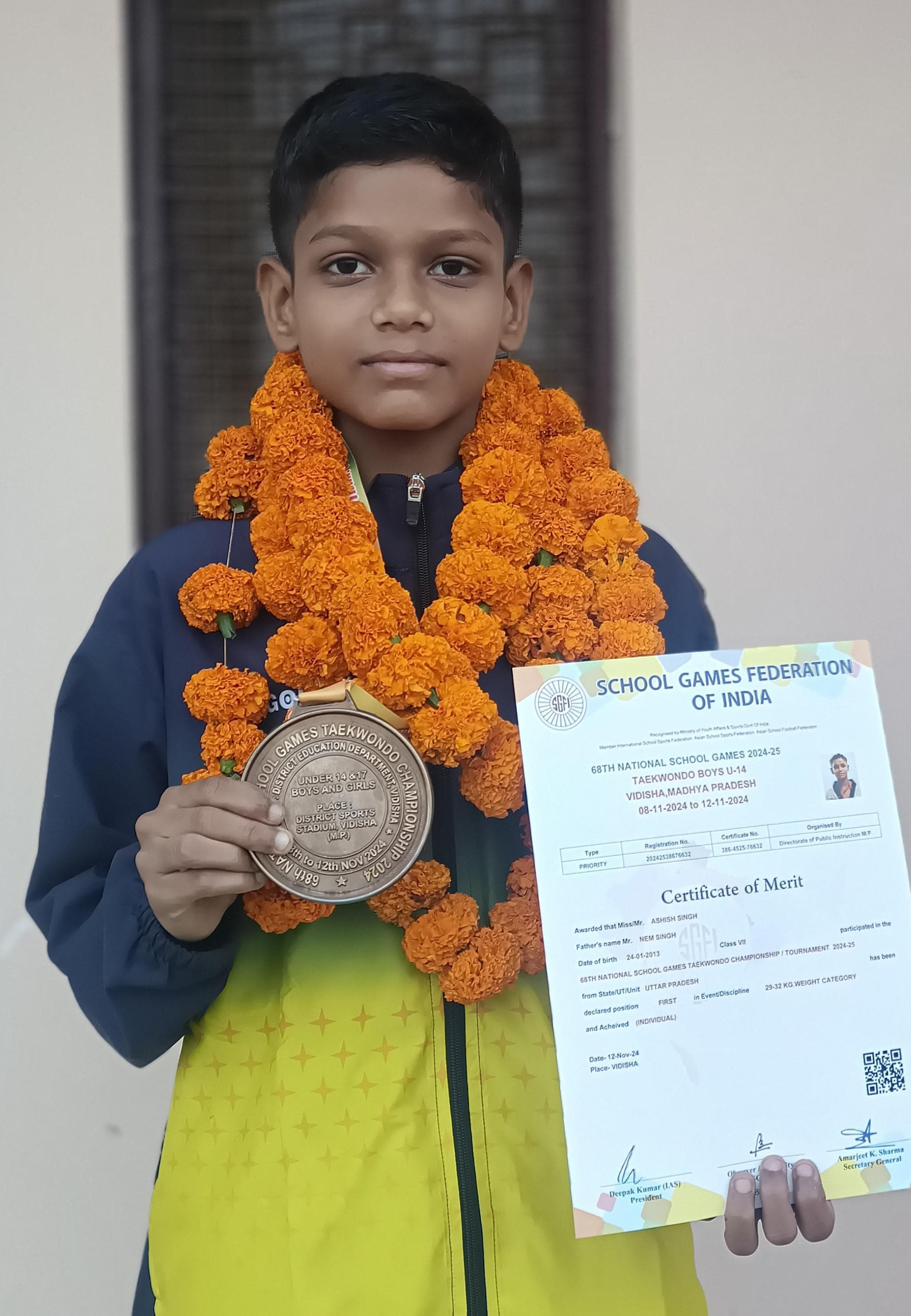 ताइक्वांडो नेशनल प्रतियोगिता में जीता स्वर्ण पदक दिखाते आशीष सिंह ताइक्वांडो नेशनल प्रतियोगिता में जीता स्वर्ण पदक दिखाते आशीष सिंह