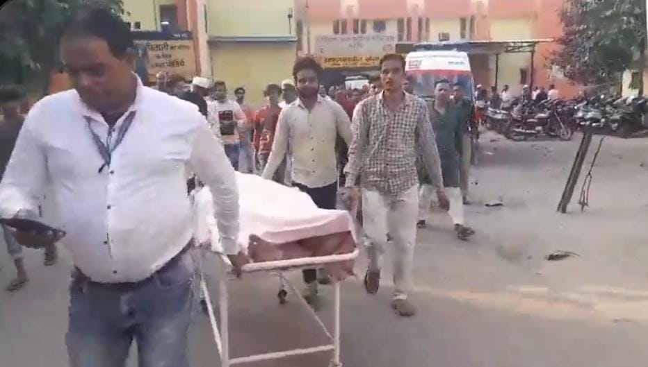 मृतक युवक यूसुफ के शव को पोस्टमार्टम के लिए लेकर जाते पुलिसकर्मी। मृतक युवक यूसुफ के शव को पोस्टमार्टम के लिए लेकर जाते पुलिसकर्मी।