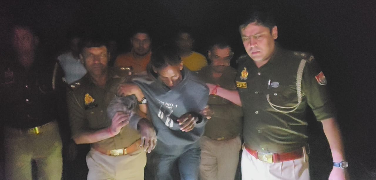 गिरफ्तार अभियुक्त को के जाती पुलिस टीम गिरफ्तार अभियुक्त को के जाती पुलिस टीम